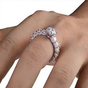 แหวนหมั้นโรแมนติกประดับเพชรโมอิสซาไนต์ทรงบริลเลียนต์คลาสสิกจาก AMBER JEWELS รับรองโดย IGI ชุบโรเดียม เงินแท้ 925 ประดับแบบ Pave Setting - Product Image 1