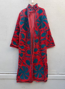 Bata Kimono de Terciopelo Ecológico Transpirable con Bordado Suzani Hecho a Mano para Mujer, Manga Larga, Cuello en V, Estampado Floral, Otoño/Invierno - Product Image 1