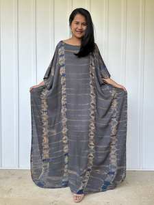 Caftán de Lujo con Cuello Barco y Estampado Tie-Dye Gris Azulado AC 22, Talla Grande, Vestido de Vacaciones - Product Image 3