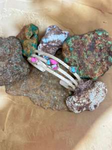 Anillo de compromiso Art Deco de cinco piedras con corte esmeralda y un diamante central de 1+ quilates cultivado en laboratorio en oro amarillo, blanco, rosa y platino de 18 quilates. - Product Image 2