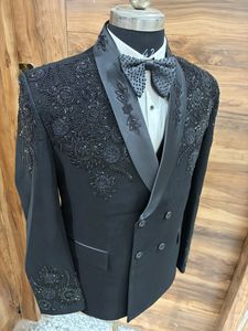 Blazer de esmoquin negro bordado de doble botonadura para hombre – Traje de diseñador para bodas y fiestas con solapa de satén - Product Image 3