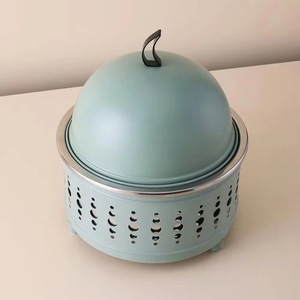 Réchaud alimentaire artisanal en bois avec couvercle en dôme martelé et incrustation géométrique, pot à gratin décoratif, ustensile de cuisine élégant - Product Image 1