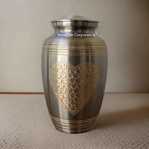 Urnes funéraires en laiton finition or antique pour cendres, grand cœur doré, fabricant direct, pot décoratif pour commémoration funéraire et inhumation - Product Image 2
