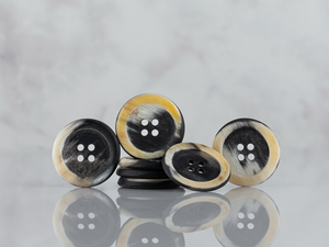 Boutons en corne de buffle faits à la main, écologiques, artisanaux, à motifs, double face, modernes, pour manteaux, vestes, robes, costumes et pantalons - Product Image 2