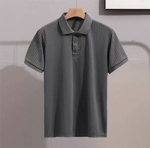 เสื้อโปโลผู้ชายแขนสั้นผ้าถักสีพื้นลำลองติดกระดุมด้านหน้าทรงปกติ - Product Image 4