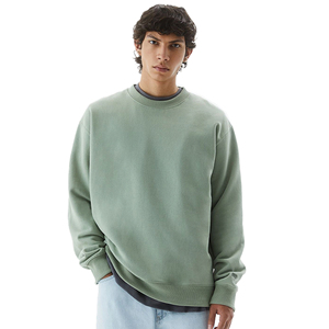 Sudadera de cuello redondo color verde oliva para hombre: Estilo minimalista, máxima comodidad. Esta sudadera de cuello redondo verde oliva es perfecta para usar en capas o de forma individual. - Product Image 6