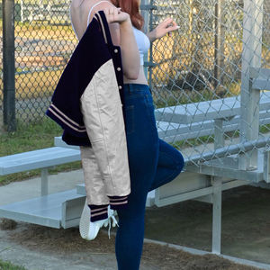 Blouson Bomber Femme Style Universitaire Bleu Marine et Gris avec Manches en Similicuir – Veste Décontractée Tendance pour Dames - Product Image 4