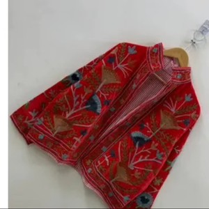 Chaqueta de terciopelo con bordado floral Suzani, abrigo estilo festival folclórico uzbeko con relleno de algodón para ropa exterior tipo bomber/duster a precio económico. - Product Image 1