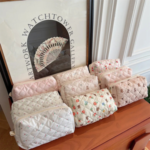 Handmade Quilted Makeup Bag Custom Polyester Floral Cosmetic Bags Personalized Cute Quilting Travel Makeup Pouch - Product Image 5