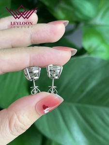 Orecchini a lobo con moissanite taglio cuscino 10mm*2, colore D, purezza VVS1, doppia montatura a griffe - Ordine personalizzato - Product Image 4