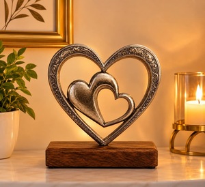 Sculpture de cœur en métal faite à la main avec motif gravé sur base en bois, décoration de table, thème traditionnel de l'amour, art pour salon - Product Image 1