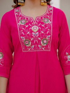 Ensemble Kurti en viscose et soie Mango pour femmes, avec broderies multiples, paillettes et travail manuel |   Pantalon droit - Product Image 4