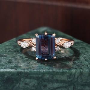 Anillo de Compromiso con Alejandrita de Corte Esmeralda, Anillo de Boda Vintage de Oro Rosa con Moissanita - Product Image 1