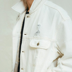 Vente en gros de vestes en jean streetwear modernes, coupe oversize à épaules tombantes, avec logo personnalisé, et de vestes en jean vintage personnalisées, fabrication haut de gamme - Product Image 2