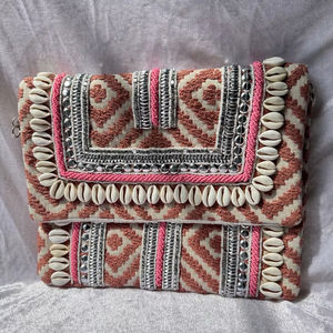Bolso de Mano Tribal Hecho a Mano con Conchas de Cauri, Bordado de Espejo y Bordes con Cuentas, Estilo Boho, Textil, Étnico, para Festivales y Moda - Product Image 1