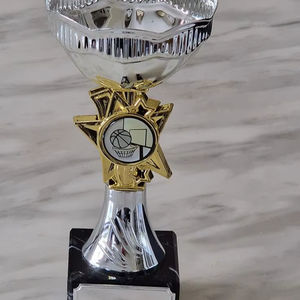 Coupe de la victoire au basketball avec une bordure dorée étoilée. Disponible aux prix de gros. - Product Image 1