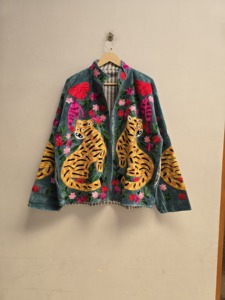 Veste Suzani en velours bleu sarcelle pour femme, broderie florale tigre faite à la main, style bohème ethnique, vêtement d'extérieur de créateur, exportateur en gros B2B - Product Image 1