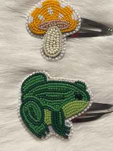 Broche en cristal perlé double cœur pour vêtements, personnalisable, avec drapeaux USA et Ukraine, en verre - Product Image 3