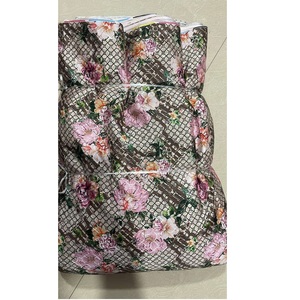 Suministro al por mayor de tela satinada estampada con diseños vibrantes para la producción de prendas de vestir disponible con calidad y precio de exportación. - Product Image 4