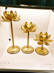 Support à bougie design lotus, élégant porte-bougie décoratif en métal pour la décoration de la maison, table de salon et usage festif, provenant d'Inde. - Product Image 1