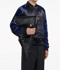 Chaqueta bomber satinada bicolor personalizada para hombre, estilo urbano, mangas raglán en contraste, chaqueta universitaria de béisbol, abrigo brillante con cremallera. - Product Image 4