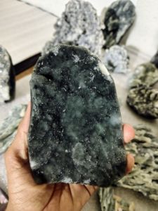 Lot de pierres brutes de calcite drusée noire naturelle rare, non taillées, pour décoration intérieure, spécimen minéral, vente en gros en vrac du Maharashtra - Product Image 3