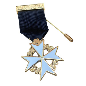 Ensemble complet de régalia des Chevaliers de Malte : manteau, tunique, casque, épée, ceinture, gants, insigne, tenue de cérémonie complète - Product Image 5