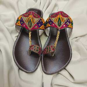 Tallas y colores personalizados, precios al por mayor, zapatos de verano para mujer, sin tiras, estilo abierto, planos, hechos en Pakistán, zapatos indios Punjabi para mujer - Product Image 4