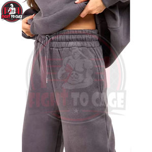 Survêtements pour hommes à logo personnalisé, à capuche, décontractés, unis, pour l'entraînement et le jogging, en matière de haute qualité, coupe épaules tombantes et style évasé - Product Image 6
