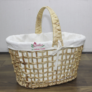 Panier à fleurs ovale multifonction Artex Dong Thap en jacinthe d'eau tressée minimaliste avec doublure en tissu - Product Image 1