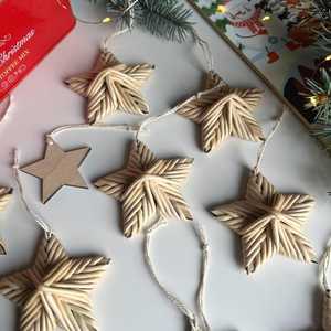 Étoile de Noël artisanale en rotin à suspendre, décoration traditionnelle d'intérieur, cadeau artisanal pour la décoration des fêtes - Product Image 5