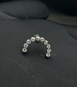 Boucles d'oreilles clous en or 14 carats en forme de U avec détails de diamants invisibles pour femmes - Product Image 3