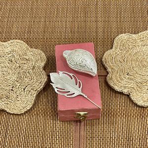 Bâtonnet de Tilak et Chopda en aluminium plaqué argent, faits à la main, en forme de mangue, avec boîte en velours - Cadeau de Thanksgiving sur le thème de l'amour - Product Image 4