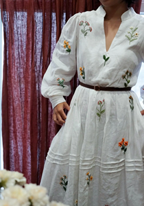 Elegante Vestido Maxi de Algodón Blanco Bordado a Mano con Vibrantes Motivos Florales, Vestido Bohemio de Manga Larga con Corte en A y Volantes - Product Image 2