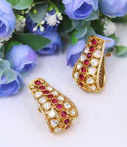 Exquisitos pendientes chapados en oro de la mejor calidad con piedras de aspecto tradicional para mujer, para la colección de ropa de boda para mujer. - Product Image 2