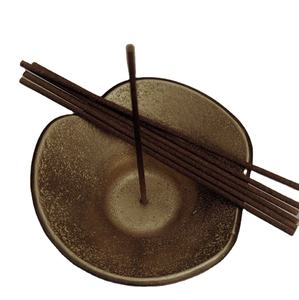 Porta Incienso Redondo Minimalista con Orificio Central para Varillas y Borde Elevado, Diseñado para Sostener Incienso Largo de Forma Ordenada Mientras las Varillas Adicionales Descansan - Product Image 1