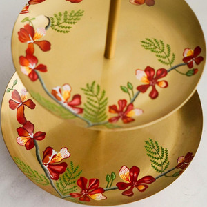 Soporte para pasteles de metal dorado de dos niveles hecho a mano con detalles florales pintados, varilla central y un mango superior redondo para servir. - Product Image 3