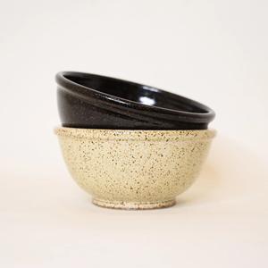 Bol à riz en céramique rustique moucheté de charbon, base classique sur pied, glaçure lisse, durable, sans danger pour les aliments, idéal pour un style de repas authentique - Product Image 3