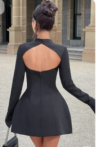 Mangas largas y delgadas que sobrepasan la muñeca, con una abertura lateral en el puño para un acabado elegante y acampanado. - Product Image 3