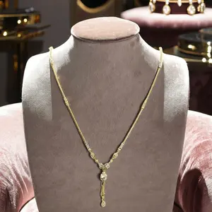 Elegante Collar Dorado de Dos Tonos con Cuentas Texturizadas y Colgante Largo, Diseño Tradicional Delicado para Mujer - Product Image 2