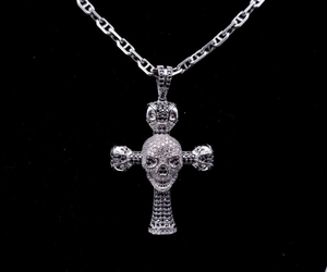 Collier pendentif croix tête de mort couleur argent avec strass incrustés, bijou tendance pour le streetwear - Product Image 3