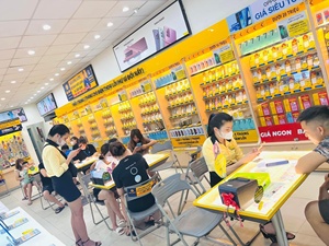 Vitrina de Vidrio con Cerradura para Tienda Minorista |   Mostrador POSM LED Personalizado Directo de Fábrica, Vietnam - Product Image 6