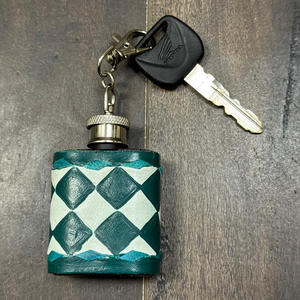 Mini Botella de Agua de Cuero a Cuadros Hecha a Mano con Clip, Llavero Portátil, Regalo Compacto para Viajes, Uso Diario y al Aire Libre - Product Image 4