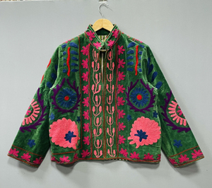 Chaqueta Bomber de Terciopelo Bordada a Mano con Diseño Suzani para Mujer, Elegante, para Todas las Temporadas, Moderna, con Estampado Floral y Cuello Alto - Product Image 1