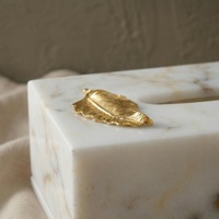 Boîte à mouchoirs de luxe en marbre blanc avec accent en feuille d'or pour la maison, les fêtes et la décoration de cuisine, élégante et raffinée, boîte de rangement pour serviettes.