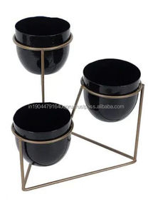 Maceta con soporte triangular de metal negro y dorado de la mejor venta para mesa de jardín y hogar - Product Image 4