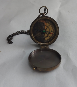 เข็มทิศพกพาทองเหลืองพร้อมสายโซ่ สไตล์วินเทจ อุปกรณ์นำทางทางทะเลแบบพกพา - Product Image 6