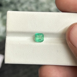Esmeralda Natural de Zambia de Lujo, 0.79 Quilates, Verde Intenso, Corte Cuadrado Escalonado, Gema Preciosa Suelta para Joyería Fina Personalizada - Product Image 4
