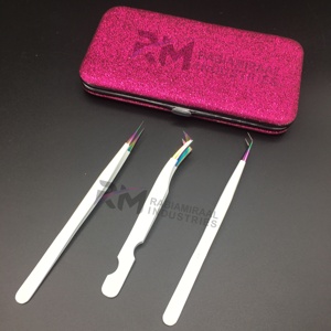 Pinza para Extensión de Pestañas RMI Multi Plasma Tip Antiestática de 10 mm, Acero Inoxidable con Recubrimiento en Polvo Blanco, con Estuche Magnético Rosa Oscuro - Product Image 2