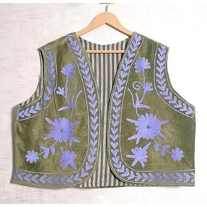 Chaleco Corto de Terciopelo Suzani Hecho a Mano con Bordado Bohemio para Mujer, Prenda Exterior Vintage - Product Image 1